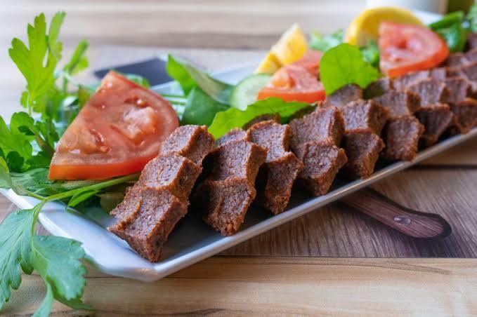 Her çiğ köfte yediğinizde yanında şalgam mı, ayran mı içersiniz?