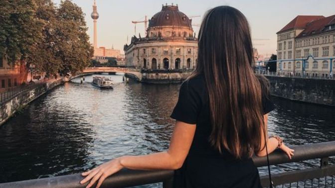 Dünyayı gezme imkanınız olsa ilk hangi ülkeye giderdiniz?