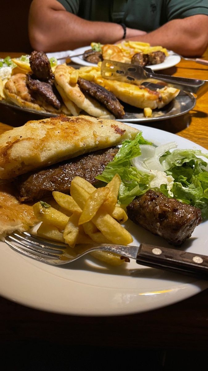 Dünyadan herhangi birini seçecek olsan, bu akşam kiminle yemek yemek isterdin?