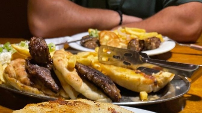 Dünyadan herhangi birini seçecek olsan, bu akşam kiminle yemek yemek isterdin?