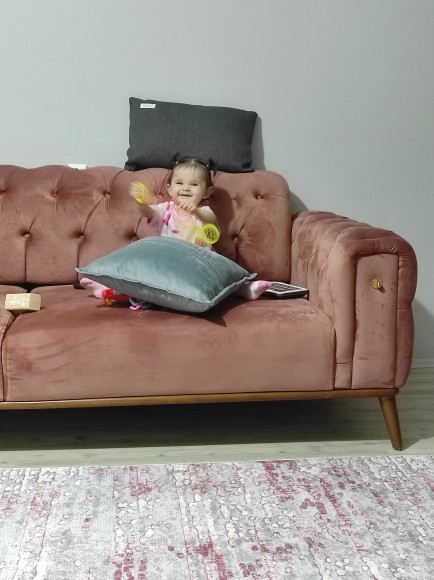 Bir yaşındaki bebeğim sürekli kendi kendine gülüyor. 😅 Neden olabilir?