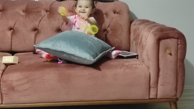 Bir yaşındaki bebeğim sürekli kendi kendine gülüyor. 😅 Neden olabilir?