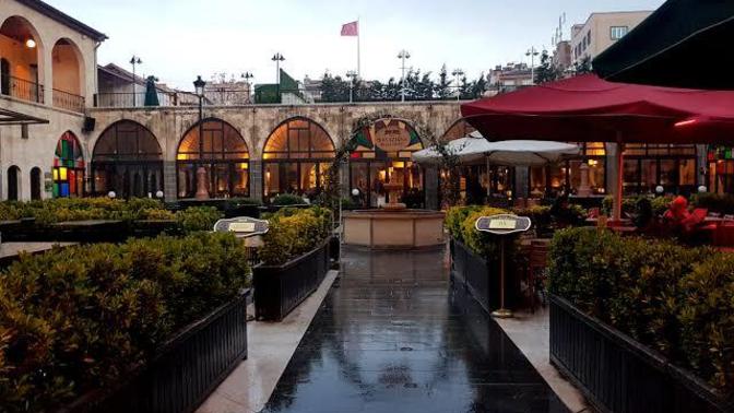 Evli bir erkeğin, eşi evdeyken bekar arkadaşını eve yemeğe çağırması doğru bir davranış mı?