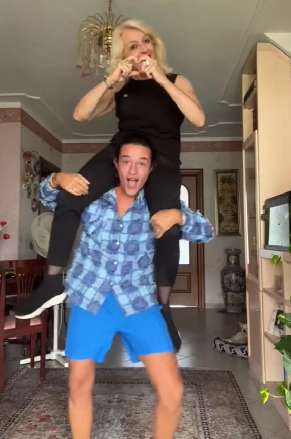 Kendisi 18 sevgilisi 57 yaşında! Sugar mommy . Sizce ideal yaş farkı en fazla kaç olmalı?