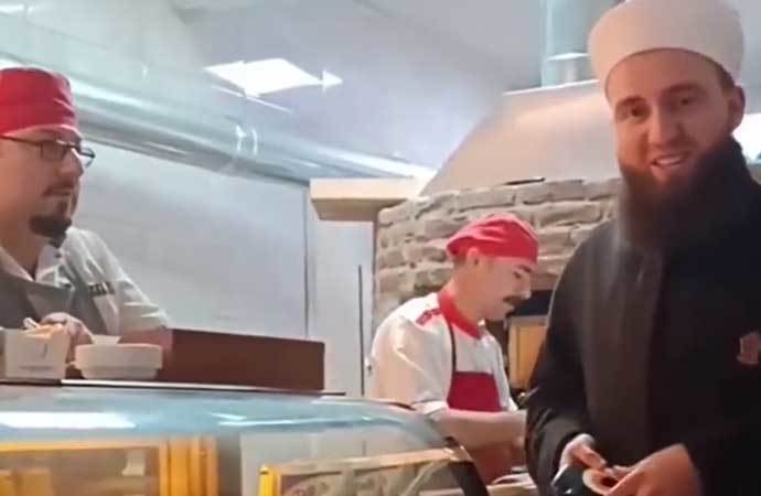 Pideciye giren tebliğciler kapıdaki nazar boncuğunu söktü! Sizce nazar boncuğu caiz değil mi?