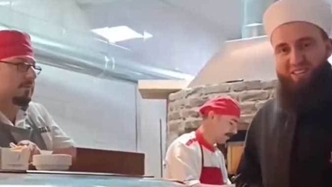 Pideciye giren tebliğciler kapıdaki nazar boncuğunu söktü! Sizce nazar boncuğu caiz değil mi?