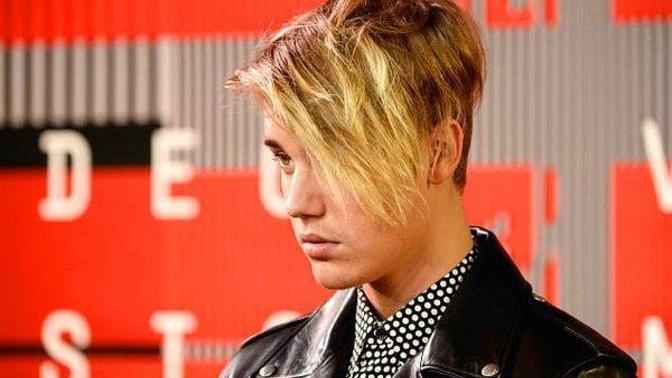 Justin Bieber'in saç rengi nedir?