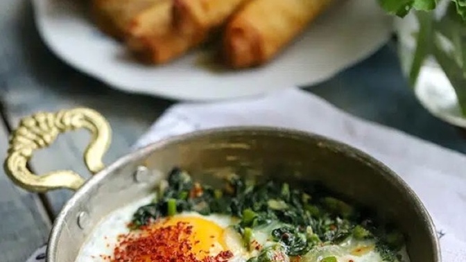 Ispanaklı yumurta mı, Pazılı yumurta mı?