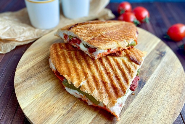 Tost akşam yemeği ve öğle yemeği olarak yenir mi?