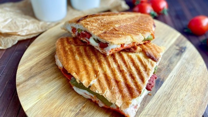 Tost akşam yemeği ve öğle yemeği olarak yenir mi?