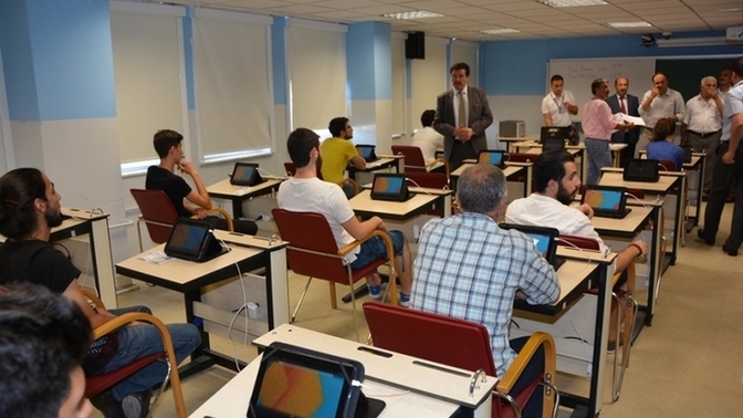 Üniversitede ehliyet almak istiyorum. Okul derslerim ehliyet dersleri çakışıyor. Ne yapmalıyım? 