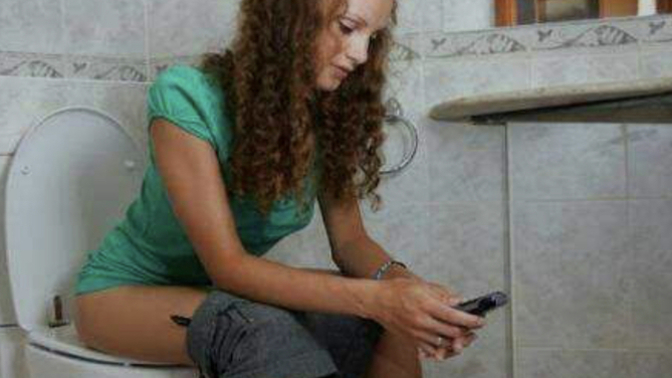 Wc, de telefon karıştırır misin?