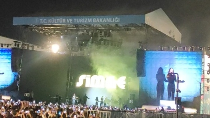 Tek başına konsere gider misiniz? İstanbul'da yaşayanlar dün simgenin kosnerine giden oldu mu? Detayları okuyunuz lütfen?