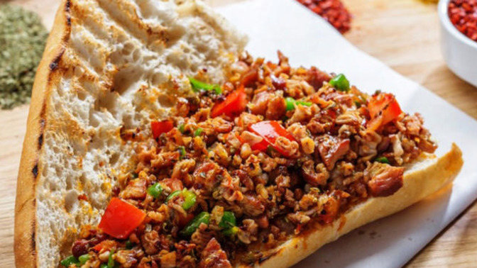 İlk buluşmada kokoreç ısmarlayan erkek kaba mıdır?