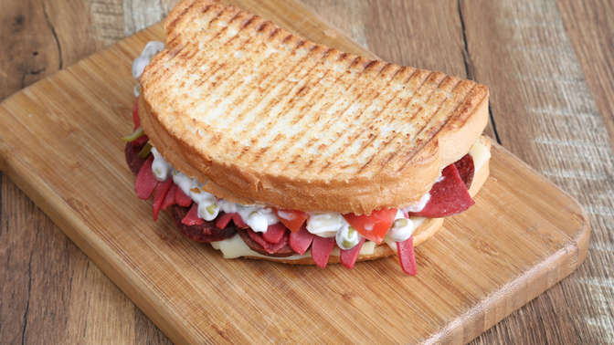 Dışarıdan tost sipariş verdim diye arkadaşım benimle dalga geçti. Tost söylemek abes mi?