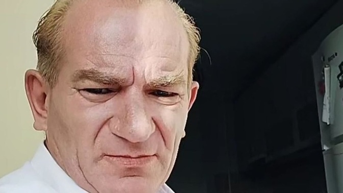 Atatürk'e benzeyen adamın ismini bilen var mı, aşırı benziyor ya?