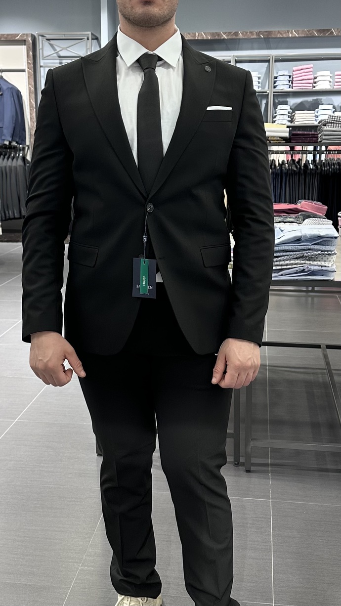 Hangi takım elbise daha iyi duruyor?