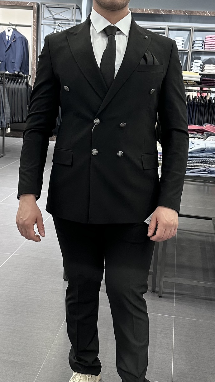Hangi takım elbise daha iyi duruyor?