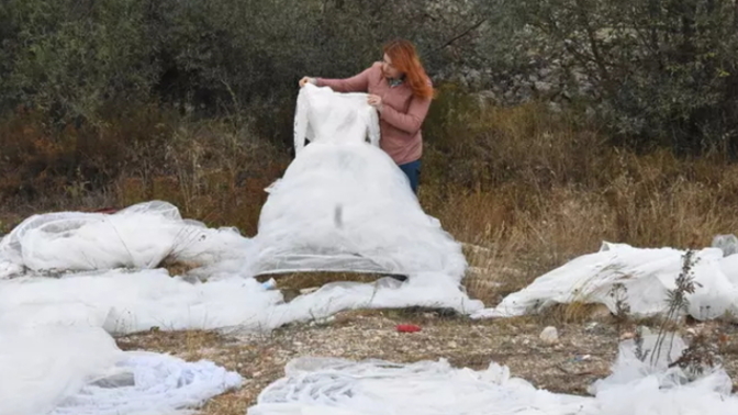 Sivas'taki Tavra Deresi kenarında 40 tane gelinlik bulundu! Sizce nedeni ne olabilir?