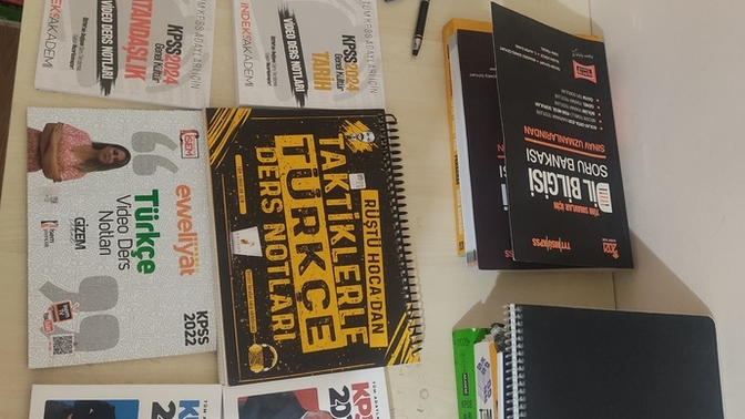 KPSS için bana hitap eden hocaların ders notlarını tek tek seçtim aldım gayet memnunum kimler bu hocaları dinliyor?