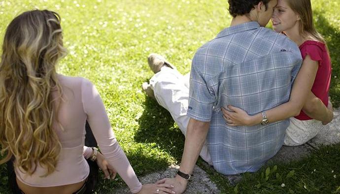 Sevgiliniz karşı cinsle yakın temas kursa ne yaparsınız?