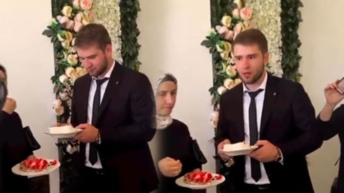 Evleniyorsunuz, eşiniz düğün pastasını ilk annesine yediriyor. Tepkiniz ne olurdu?
