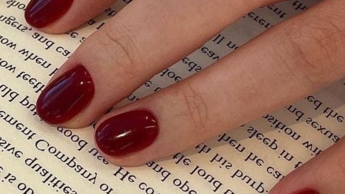 Kısa tırnaklarda koyu renk ojeler kötü mü duruyor?