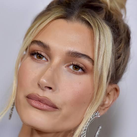 Hailey Bieber bana çirkin geliyor sizce de aşırı abartı değil mi?