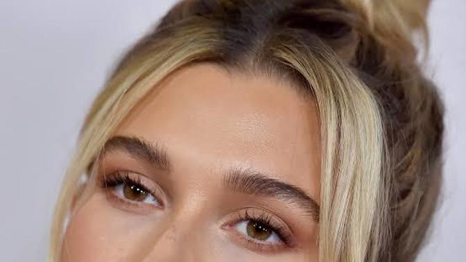 Hailey Bieber bana çirkin geliyor sizce de aşırı abartı değil mi?