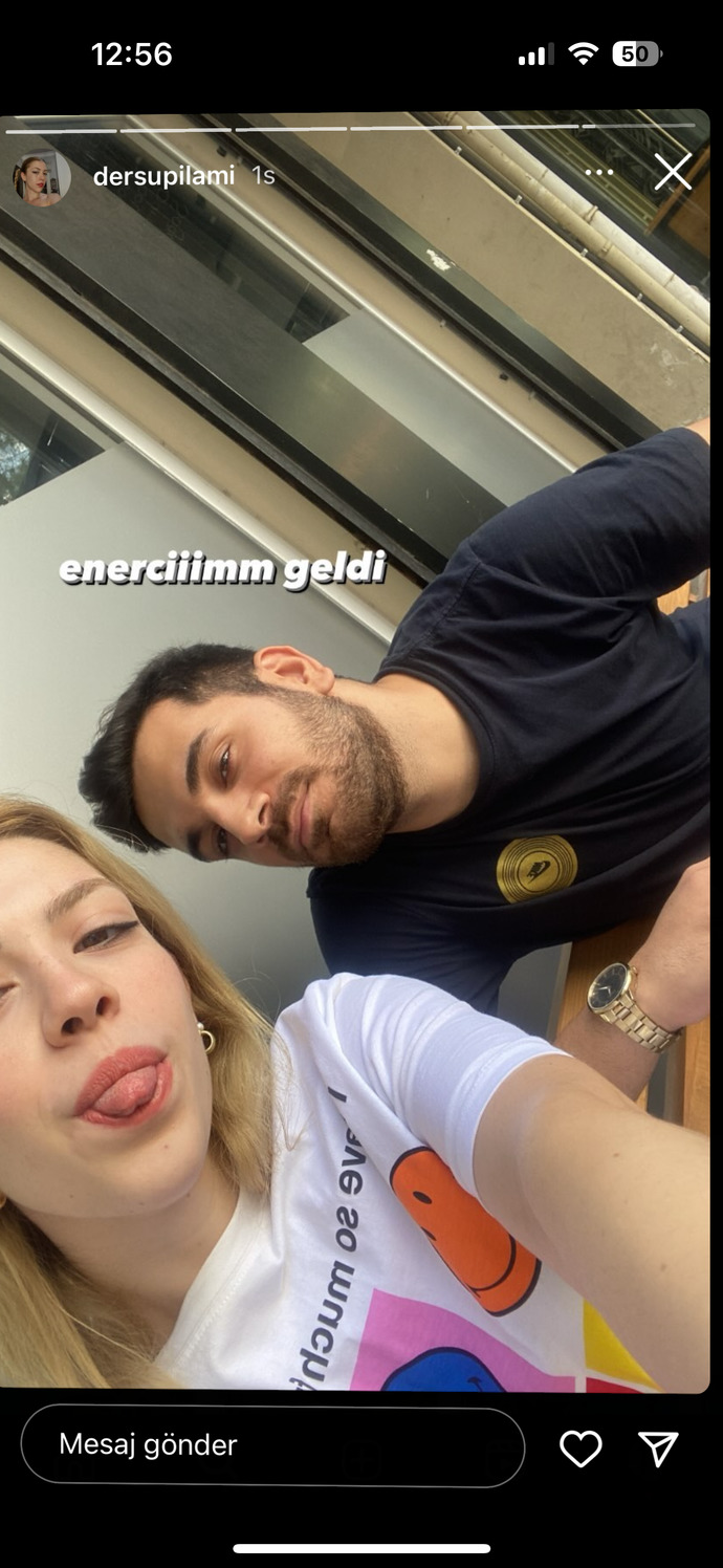 Dil çıkarıp poz vermek dünyanın en saçma olayı değil mi?