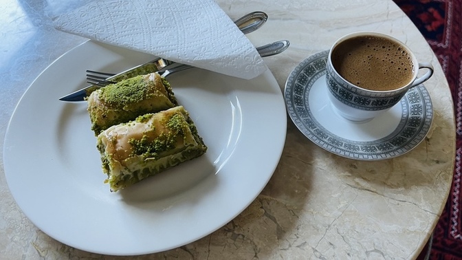 Kahvenin ☕️ yanına fıstıklı baklava gitmez mi?
