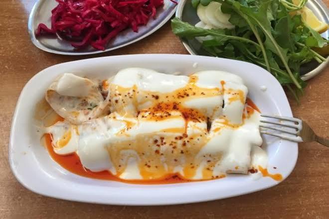Tantuni yiyecek olsanız yoğurtlu mu sade dürüm mü yerdiniz?