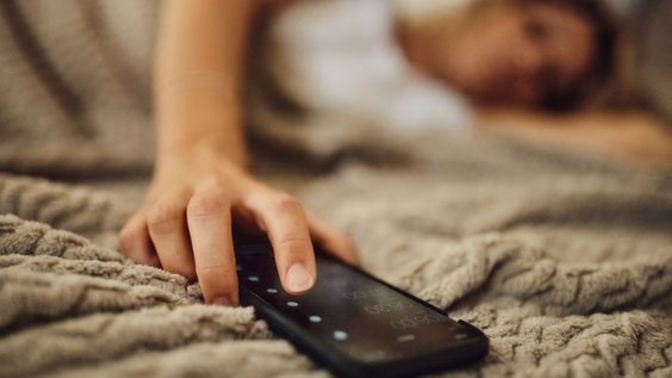 Sabah alarm çalınca hemen kalkar mısın yoksa defalarca erteler misin?
