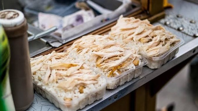 Bir sokak lezzeti olan tavuklu pilavı sever misiniz?
