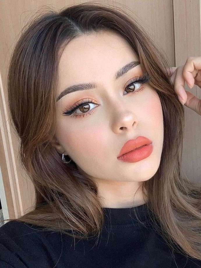 Bu elbiseyle hangi saç ve makyaj olur?
