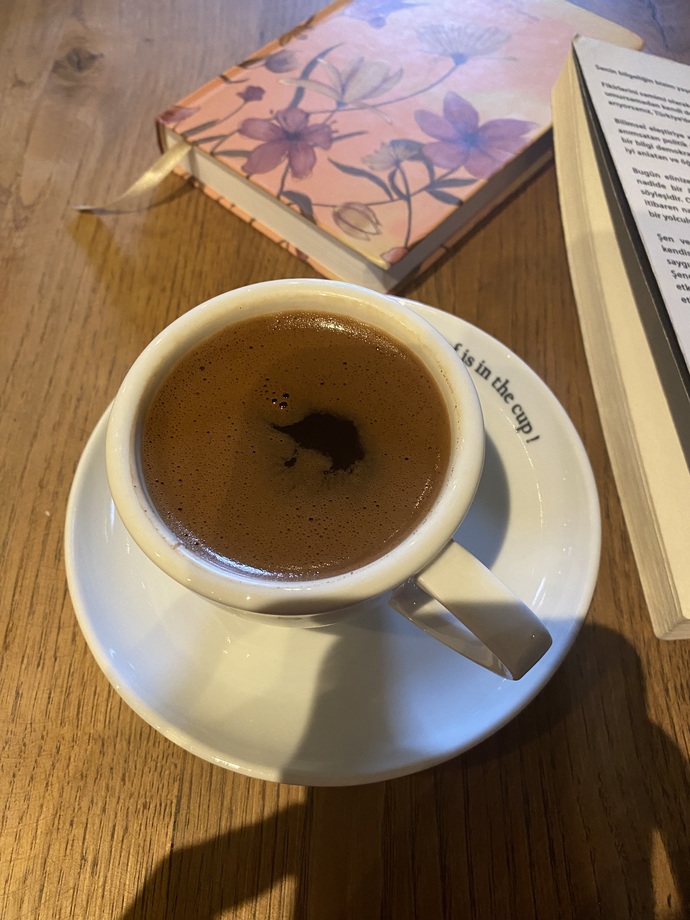 Sabah kahvesini kim içti?