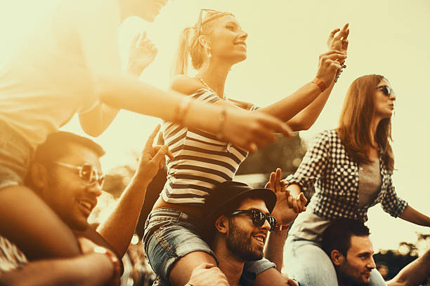 Konserde erkeklerin omzuna çıkan kızlar hakkında ne düşünüyorsunuz?