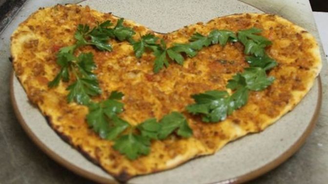 İlk datete lahmacun üstü Adana kebap yedirdim, samimi mi?