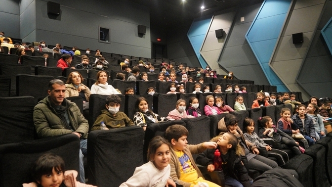 Sinema sanatı mı daha faydalıdır tiyatro mu?