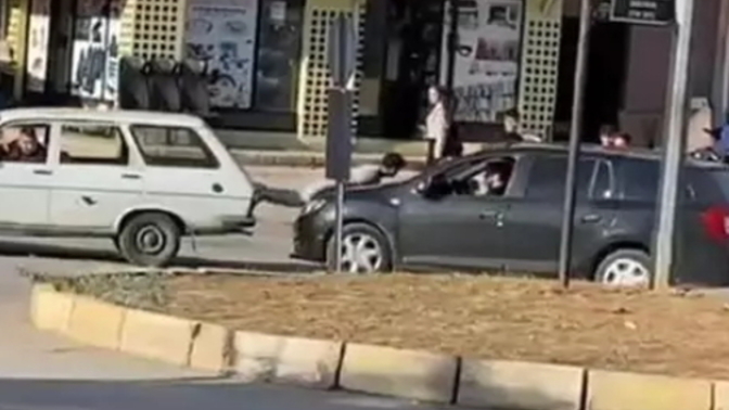 Adana'da çocuğu halat gibi kullanarak araba çektiler! Sizce yapılan bu işlem trafik kurallarına uygun mu?