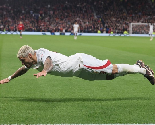 Futbolcu Icardinin uçan pozu olay oldu, sizce photoshop olabilir mi?