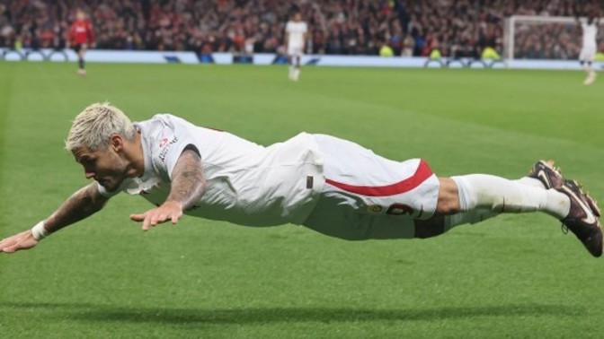 Futbolcu Icardi'nin uçan pozu olay oldu, sizce photoshop olabilir mi?