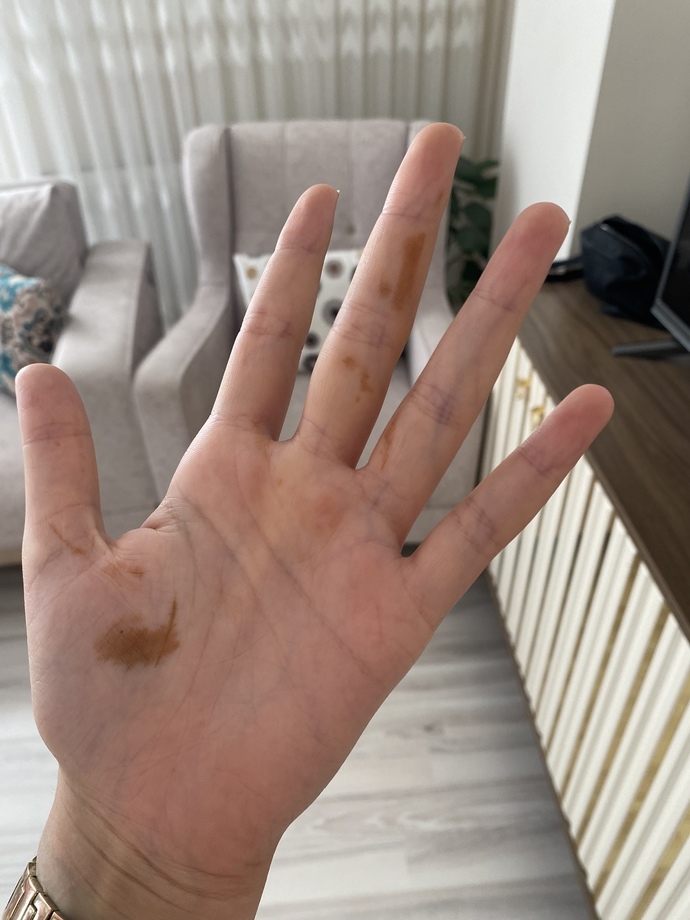 Saba uyandığımda elimde ve boynumun altında kına olduğunu fark ettim korkunç değil mi başına gelen var mı?