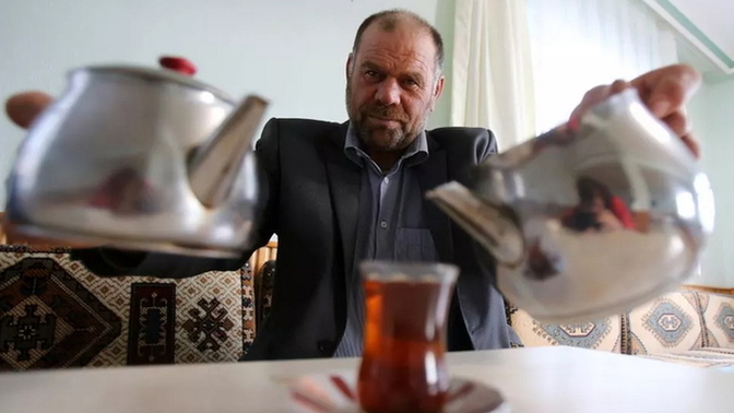 Dünyanın en çok çay içen adamı bir oturuşta 100 bardak çay içen Faruk Dayı oldu! Siz günde kaç bardak çay içiyorsunuz?