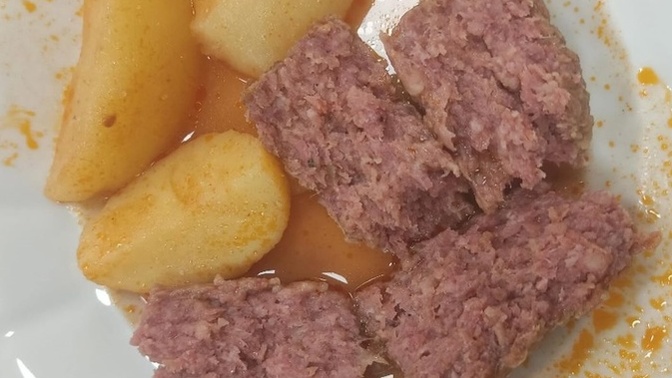 KYK yurdunda yemekler böyle çıkıyor. Köfte tahminen ne zaman canlanır?