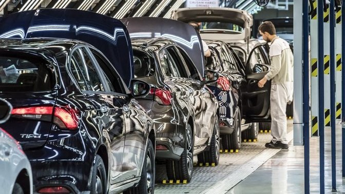 Araba parçaları yapan fabrikada kızlar da çalışıyor mu?