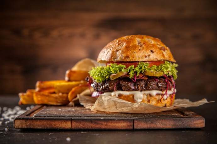 Hamburgeri mi patatesi mi ilk önce yersiniz?