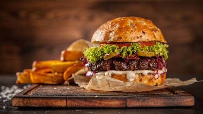 Hamburgeri mi, patatesi mi ilk önce yersiniz?