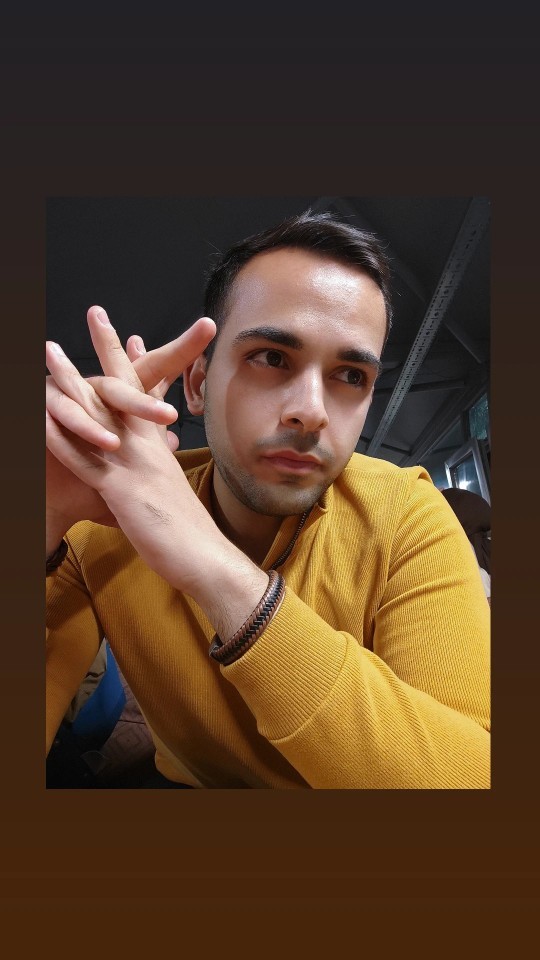 Renkli kıyafetler giyen erkekten olur mu?
