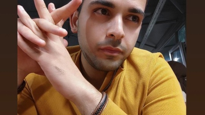 Renkli kıyafetler giyen erkekten olur mu?